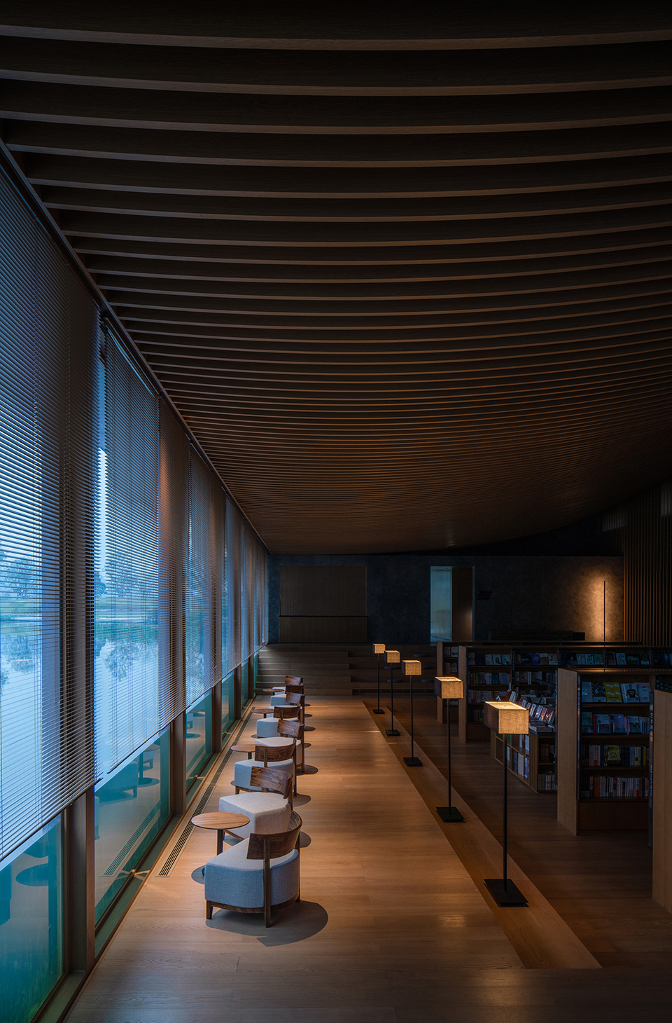 由成都慕达建筑事务所设计的兴隆湖书店室内效果图_Interior photo of Xinglong Lake Bookstore designed by Chengdu MUDA architecture firm